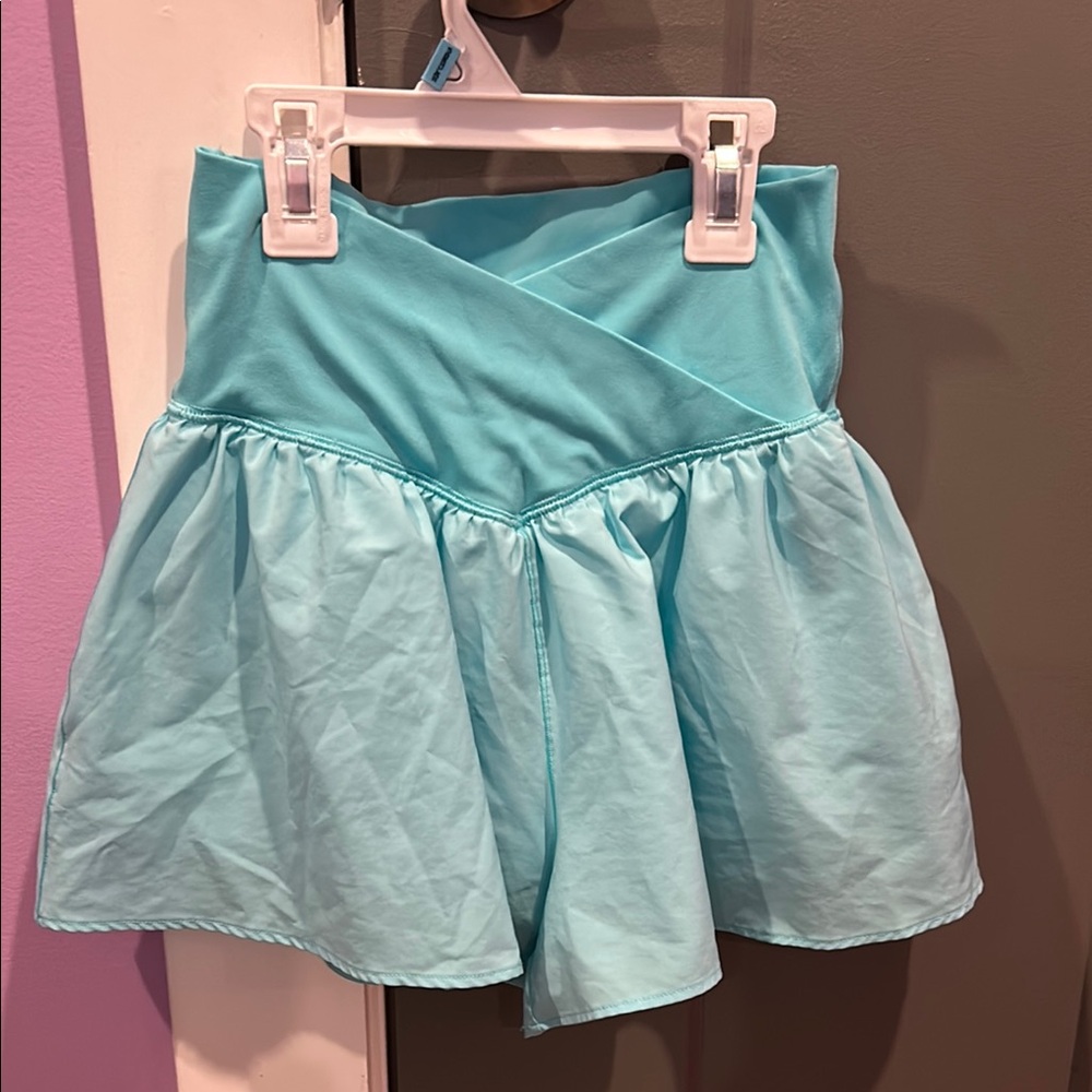 OFFLINE by AerieReal Me Crossover Flowy Short
Good condition. Worn one season.